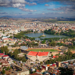 Photographies de Madascar. Vue sur la ville d'Antananarivo, et le Lac Anosy, depuis le Rova, ou Palais de la Reine.