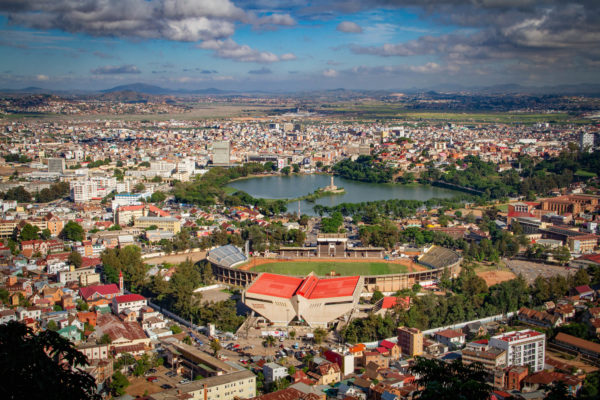 Photographies de Madascar. Vue sur la ville d'Antananarivo, et le Lac Anosy, depuis le Rova, ou Palais de la Reine.