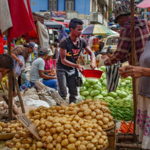 Photographies de Madascar. Joli vendeur de patates.Scène du marché d'Analakely. Antananarivo.