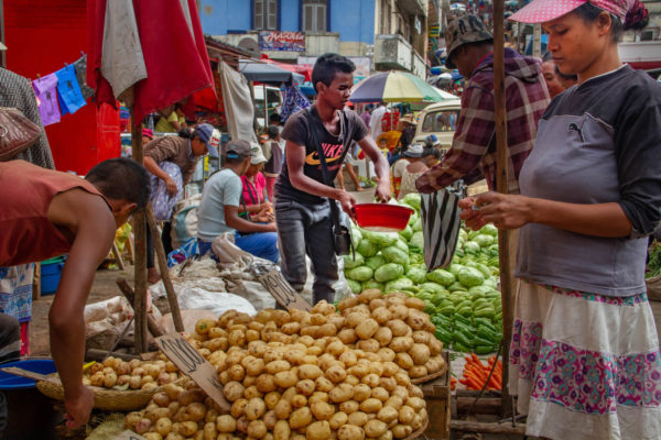 Photographies de Madascar. Joli vendeur de patates.Scène du marché d'Analakely. Antananarivo.