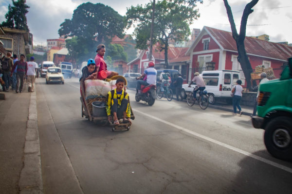 Photographies de Madascar. Le moment de pause octroyé par la descente. Charrette dans la circulation.