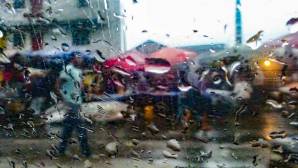 Photographie de Madagascar. Vue à travers une vitre de la 4L taxi, dans le quartier d'Anosybe, à Antananarivo.