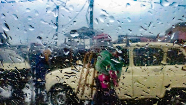 Photographie de Madagascar. Vue à travers une vitre de la 4L taxi, dans le quartier d'Anosybe, à Antananarivo.