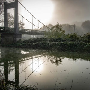Bords du Canal du Rhône au Rhin , le pont suspendu de Roset Fluans (25). Photographie.
