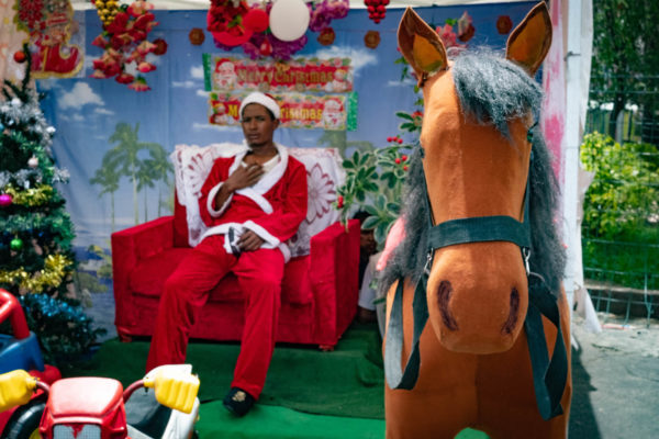 Photographies de Madascar. Le père Noël se repose. Son cheval garde l'entrée.