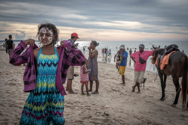 Photographies de Madascar. Plage de Mahajanga. La jeune fille maquillée.