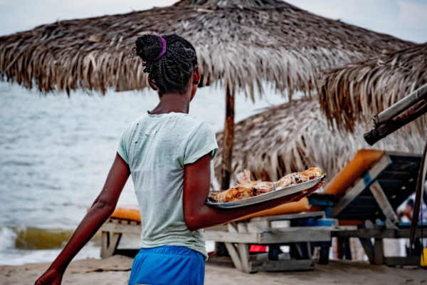 Photographie de Madascar. Plage de Mahajanga. Jeune femme malgache