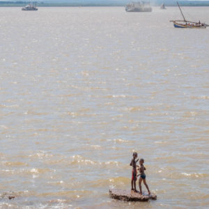 Photographie de la Baie de Mahajanga, avec des enfants et un boutre.