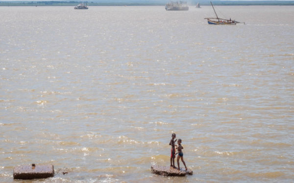 Photographie de la Baie de Mahajanga, avec des enfants et un boutre.