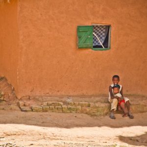 Photographie de Madagascar. Deux enfants devant une maison. Village d'Ivohamba.
