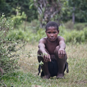 Photographie de Madagascar. Adolescent malgache accroupi, canal des Pangalanes