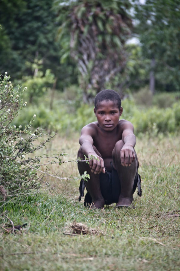 Photographie de Madagascar. Adolescent malgache accroupi, canal des Pangalanes