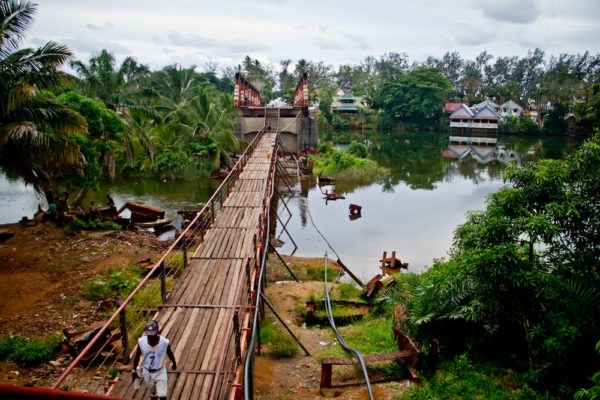 Photographie de Madagascar. Le pont brisé de Manakara.