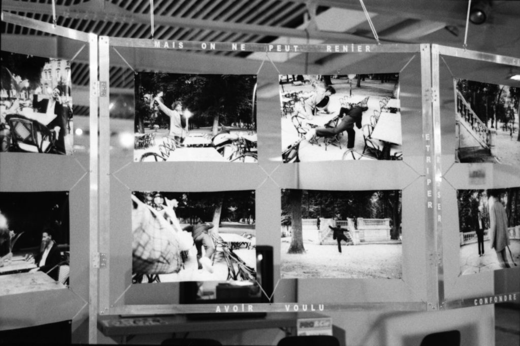 Photographies de l'installation "Roman photo" Structure en alluminium de 7,50m de long, en support de photographies argentiques noir et blanc, au contenu narratif.