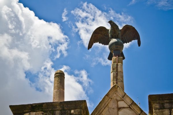 Photographie de Madagascar. L'aigle de l'entrée du palais de la Reine sculpture de pierre. Antananarivo