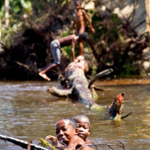 Photographie de Madagascar. Canal des Pangalanes. Enfants dans l'eau parmi les algues.