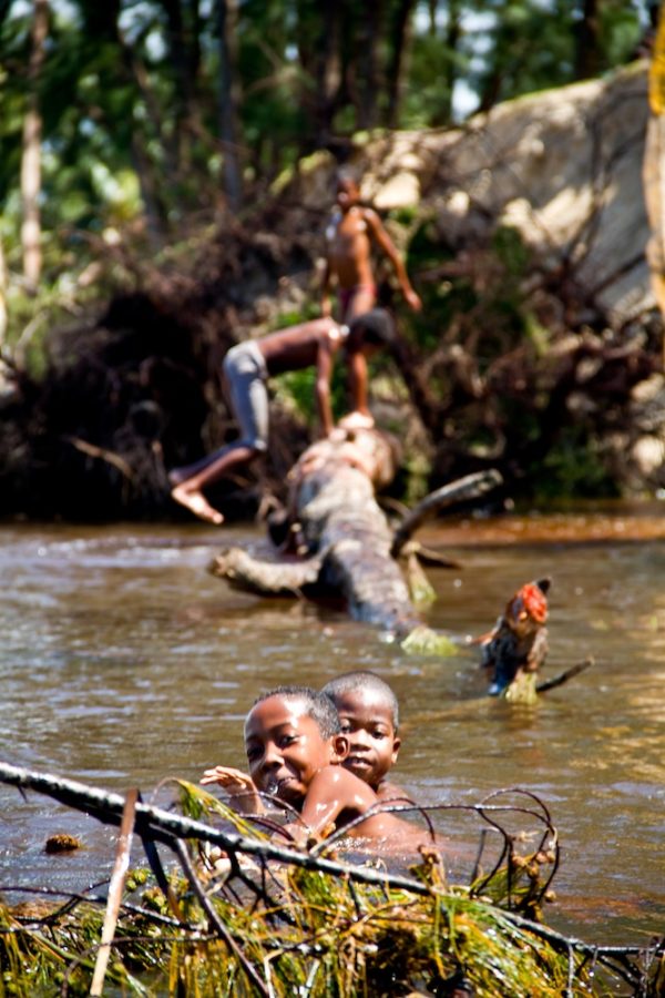 Photographie de Madagascar. Canal des Pangalanes. Enfants dans l'eau parmi les algues.