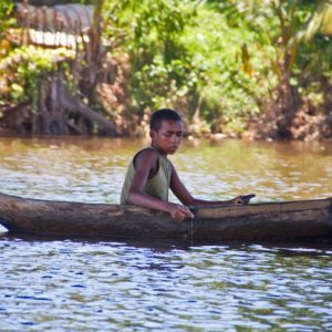 Photographie de Madagascar. Canal des pangalanes. Adolescent pêcheur au contact.