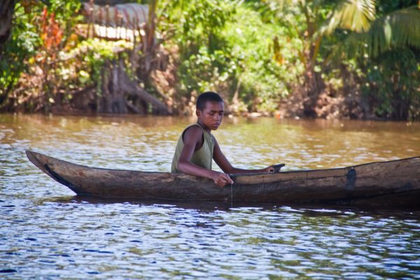 Photographie de Madagascar. Canal des pangalanes. Adolescent pêcheur au contact.