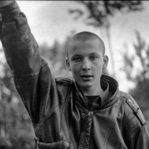 Arkhangelsk, Russie du nord, en juin 1996. Un adolescent ivre fait le salut nazi.