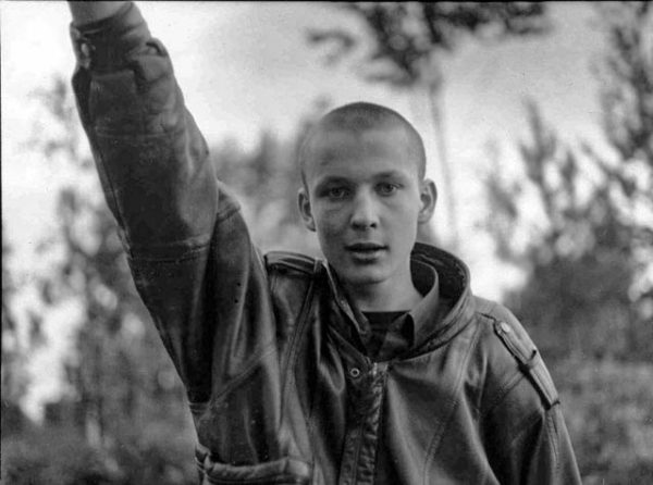 Arkhangelsk, Russie du nord, en juin 1996. Un adolescent ivre fait le salut nazi.