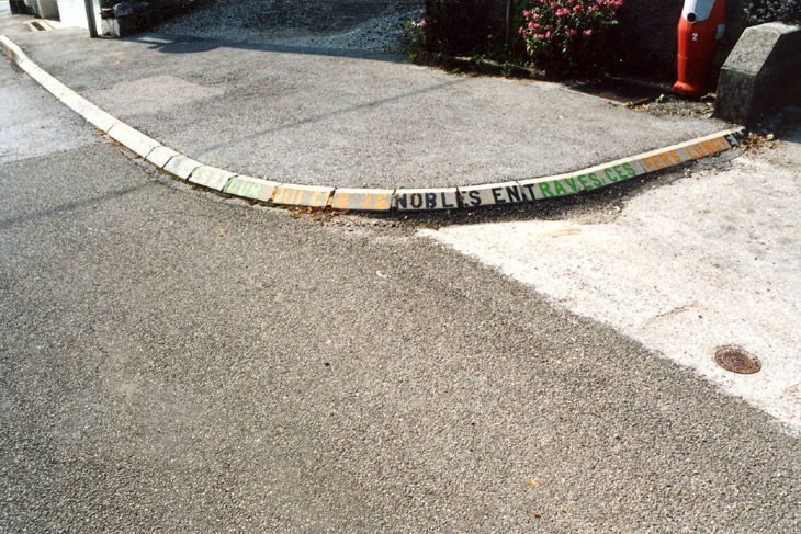 Marseillaise écrite en 3 couleurs sur la bordure verticale du trottoir à Montaigu (39) France