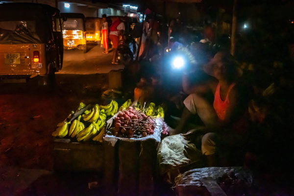 Photographie de Madagascar. Ville de Diego-Suarez marché, fruits, Lampe à led