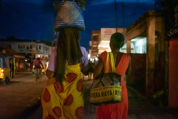 Photographie de Madagascar Ville de Diego-Suarez, femmes de dos.