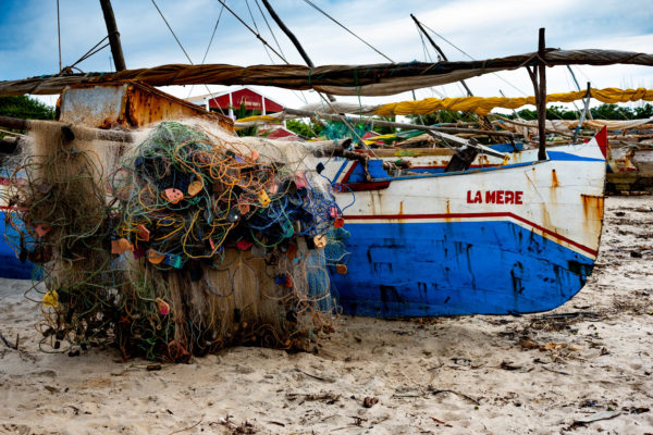 Photographie de Madagascar. Dans la baie de Mahajanga, les boutres mis à l'abri de la marée montante. Celui-ci s'appelle La Mere, avec une faute d'accent ou un E de trop, donne un mystère profond.