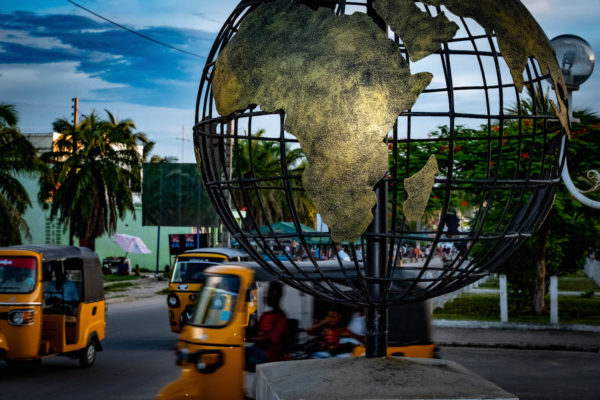 Photographie de Madagascar. Le Rond Point de l'avenue Philibert Tsiranana (du nom du premier Président de la République après l'indépendance) à Mahajanga, nord ouest de l'île.