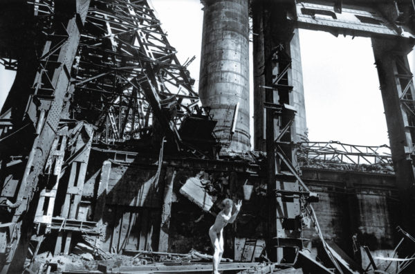 Photographie argentique numérisée noir et blanc. Nu masculin dans des friches industrielles.