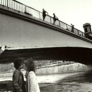 Le Pont Battant à Besançon en 1987. Un couple d'adolescents s'embrasse au pied du pont.