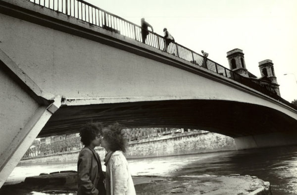 Le Pont Battant à Besançon en 1987. Un couple d'adolescents s'embrasse au pied du pont.