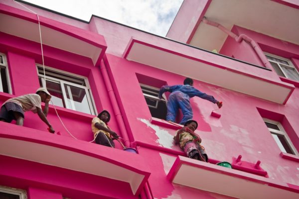 Photographie de Madagascar. Peinture d'une façade à Fianarantsoa