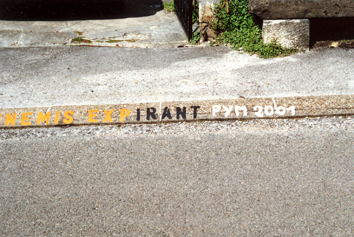 Marseillaise écrite en 3 couleurs sur la bordure verticale du trottoir à Montaigu (39) France