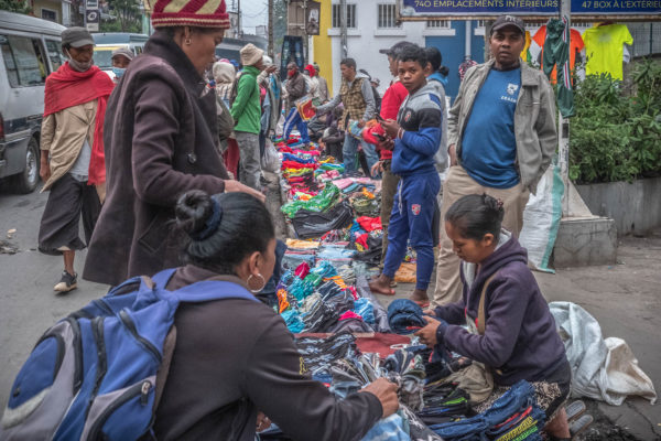 Marché de rue, quartier Behoririka, Antananarivo, Madagascar, février 2022.