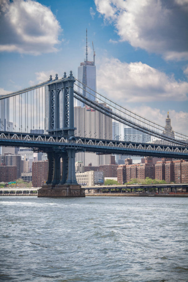 NYC, Manhattan depuis la baie, avec en premier plan le pont de Williamsburg