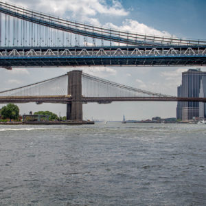 Vue de la baie de New-York, avec le pont de Brooklyn et le pont de Williamsburg en premier plan, et la Statue de la liberté en arrière plan.