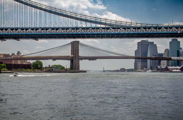 Vue de la baie de New-York, avec le pont de Brooklyn et le pont de Williamsburg en premier plan, et la Statue de la liberté en arrière plan.