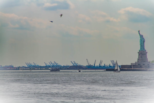 NYC, la Statue de la liberté telle qu'on la voit rarement, dans son vrai environnement de zone industielle