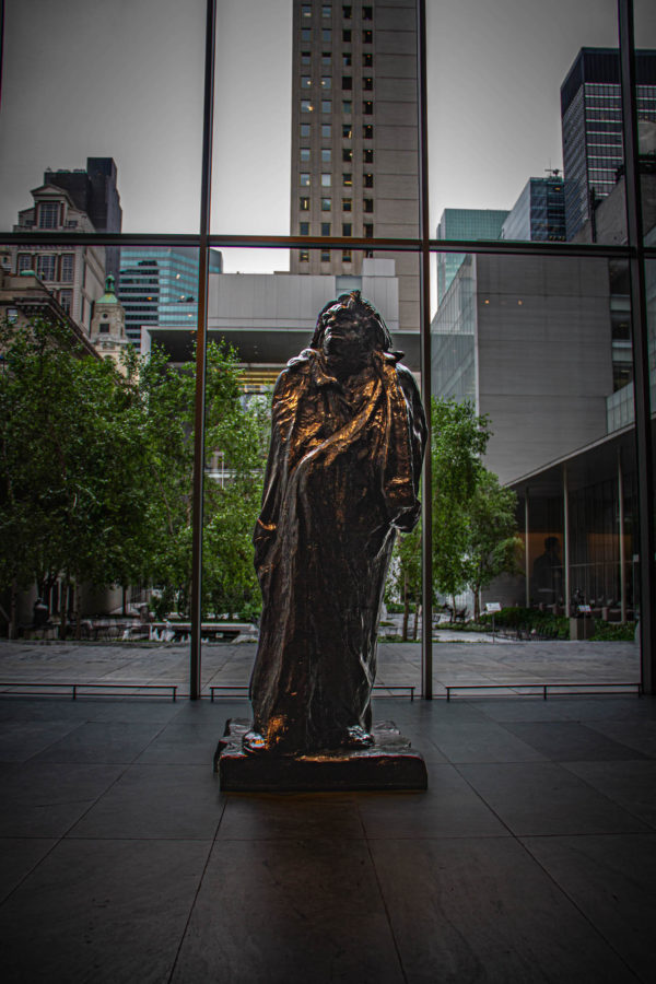 Statue de Honoré de Balzac sculptée par Auguste Rodin, dans le hall du Museum of Moderne Art de New-York.