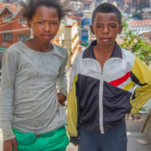 Deux enfants posent pour le photographe, au-dessus des escaliers d'Antaninarenina à Antananarivo Madagascar.