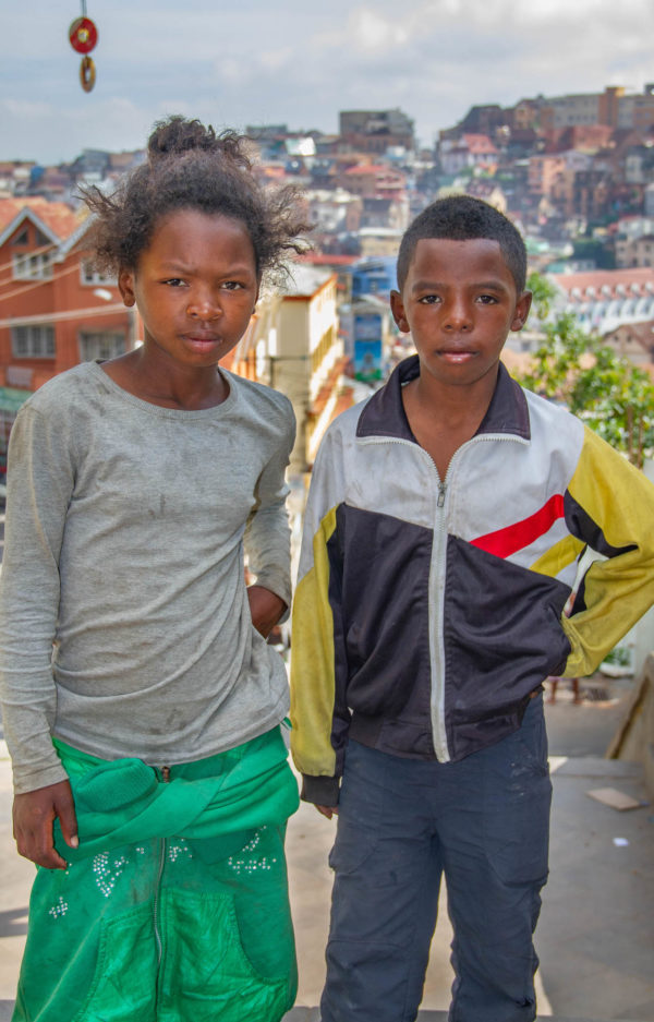 Deux enfants posent pour le photographe, au-dessus des escaliers d'Antaninarenina à Antananarivo Madagascar.